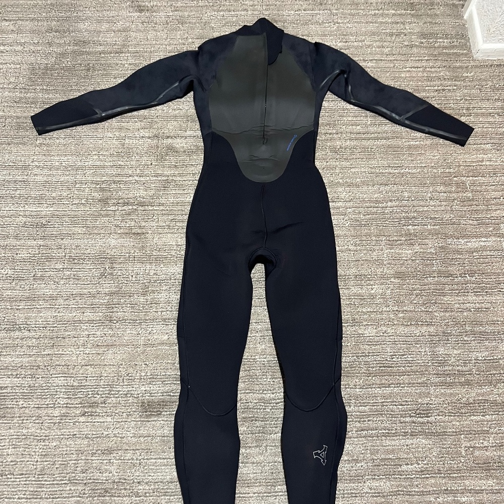 Women’s xcel size 4 wetsuit